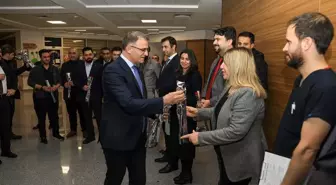 Van Valisi ve Büyükşehir Belediye Başkan Vekili Ozan Balcı, güvenlik güçleri ve sağlık çalışanlarının yeni yılını kutladı