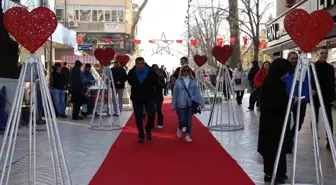 İzmit Belediyesi Yılbaşı İçin Fethiye Caddesine Kırmızı Halı Serdi