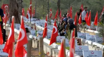 Kahramanmaraş'ta Depremde Hayatını Kaybedenlerin Yakınları Mezarlıklarda Dua Etti