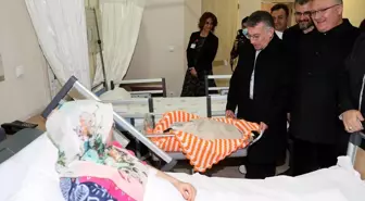 AK Parti Meclis Grup Başkanı Abdullah Güler, Sivas'ta yeni yılın ilk bebeğine altın hediye etti
