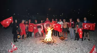 Antalya'da Vatandaşlar 2024 Yılına Denizde Merhaba Dedi