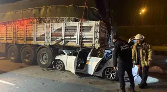 Esenler'de otomobil tırın altına girdi: 2 kişi kurtarıldı