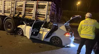 Esenler'de Tırın Altına Giren Otomobildeki 2 Kişi Kurtarıldı