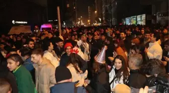 Eskişehir'de 5 Bin Kişi İsmet İnönü Caddesi'nde Yeni Yıla Meşale Yakarak Girdi