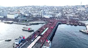 Binlerce vatandaş Galata Köprüsü'nde Filistin'e destek için yürüdü