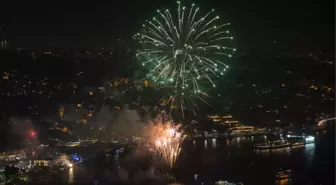 İstanbul Boğazı'nda yeni yıla özel havai fişekli görsel şölen