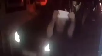 İzmir'de Kapalı Marketin Dolabına Su Alan Kişi, Paranın Karşılığını Güvenlik Kamerasına Bıraktı