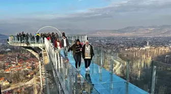 Isparta Belediyesi tarafından açılan Kirazlıdere Cam Seyir Terası ziyaretçi akınına uğruyor