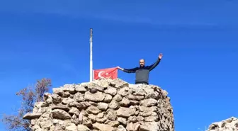 Erzurum Doğa Yürüyüş Grubu, Tarmut Kalesi'nde İstiklal Marşı Okuyarak Suudi Arabistan'ı Protesto Etti