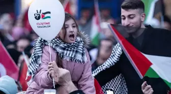 TÜGVA öncülüğünde binlerce kişi Galata Köprüsü'nde bir araya geldi