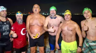 Sarayburnu Fatihleri 2024'ü buz gibi suda karşıladı
