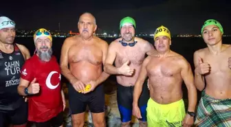 Sarayburnu Fatihleri 2024'ü buz gibi suda karşıladı