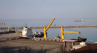 Zonguldak açıklarında makine arızası veren demir yüklü gemi limana çekildi