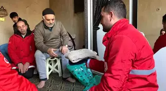 Kızılay, İhtiyaç Sahibi Çiftin Evine Sürpriz Doğum Günü Kutlaması Yaptı