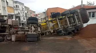 İzmir'de hafriyat kamyonu devrildi