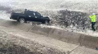 Elazığ'da buzlanma nedeniyle kamyonet şarampole kaydı: 2 yaralı