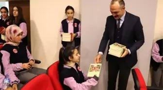 Bilecik'te Kaymakam ve Belediye Başkanı Çocuklara Kitap Hediye Etti