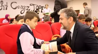 Bilecik Gölpazarı'nda Kaymakam ve Belediye Başkanı Çocuklara Kitap Hediye Etti