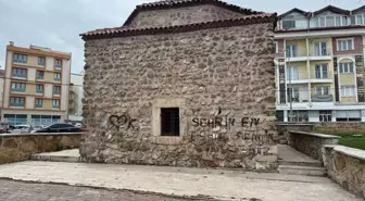 Sivas'ta bir türbenin duvarlarına sprey boya ile yazı yazılması tepki çekti