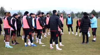 Sivasspor'un yeni teknik direktörü Bülent Uygun, ilk antrenmanına çıktı