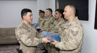 Almanya'da yaşayan Nevşehirli Meryem Bayram'dan Hakkari'deki jandarmalara çorap ve atkı yardımı
