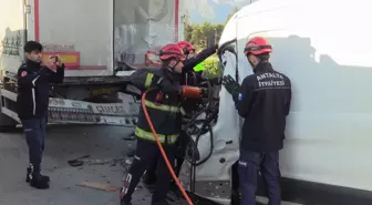 Antalya'da park halindeki tıra arkadan çarpan araçta 1 ölü, 1 yaralı