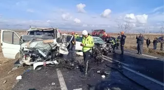Niğde'de Kamyonet ile Çarpışan Otomobilin Sürücüsü Hayatını Kaybetti