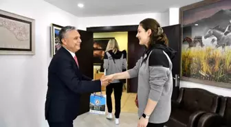 Muratpaşa Belediyesi Kadın Voleybol Takımı Başkan Uysal'ı ziyaret etti