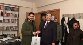 Muş Belediye Başkanı KPSS'ye hazırlanan öğrencilere eğitim seti desteği sağladı