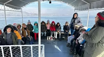 Vangölü Aktivistleri Derneği, öğrenciler için tekne turu düzenledi