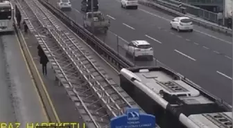 İstanbul'da Sosyal Medya Fenomeni Metrobüsün Üzerine Çıktı