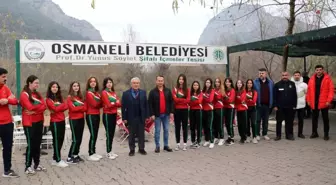 Osmaneli Belediye Başkanı Münür Şahin, 1308 Osmaneli Belediyespor Kız Voleybol Takımı ile bir araya geldi