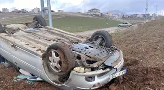 Adana'da Otomobil Devrildi: Karı Koca Yaralandı