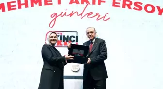 Cumhurbaşkanı Erdoğan, Mektup Yarışmasında Birinci Olan Feyzanur Özçelik Ünal'a Ödülünü Takdim Etti