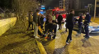 Serik'te Kavşakta Otomobil Çarpışması: Sürücüler Yaralandı