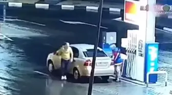Akaryakıt almak için istasyona girdi, el frenini çekmeyince olanlar oldu