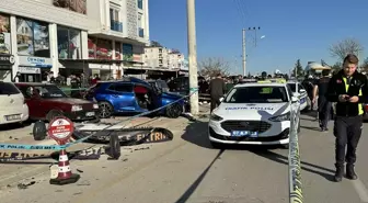 Antalya'da Otomobilin Otobüs Durağına Çarpması Sonucu 2 Kişi Hayatını Kaybetti