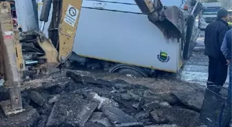 İnegöl'de asfalt çalışması sırasında çöken yola düşen kamyon kurtarıldı