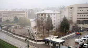 Kahramanmaraş merkezli depremlerde hasar gören Gaziantep Emniyet Müdürlüğü binasının yıkımı sürüyor