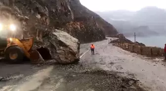 Artvin'de Yamaçtan Kopan Dev Kaya Kütlesi Karayoluna Düştü