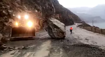 Artvin'de Heyelan Sonucu Dev Kaya Kütlesi Karayoluna Düştü