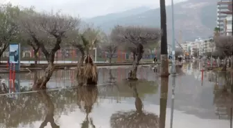 İskenderun'da Sağanak ve Lodos Sonucu Su Birikintileri Oluştu