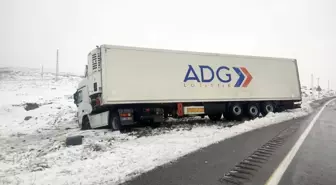 Van'ın Çaldıran ilçesinde tır yoldan çıktı