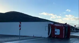 Konya'da tır devrildi, 1 kişi yaralandı