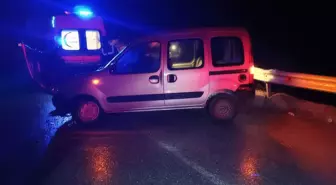 Bolu Mudurnu'da Hafif Ticari Araç Kaza Yaptı, Sürücü Yaralandı