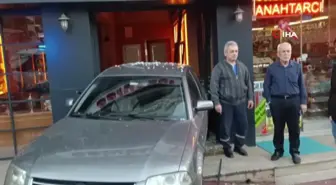Park halinde freni boşalan otomobil, dükkana daldı... O anlar kamerada