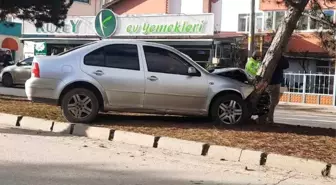 Kastamonu'da Otomobil Ağaca Çarptı: Sürücü Yaralandı