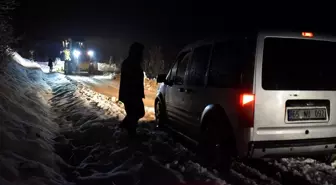 Bitlis'te yoğun kar ve tipi nedeniyle mahsur kalan 10 kişi kurtarıldı