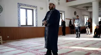 Görme Engelli İmam, Mesleğini Engelleri Aşarak Sürdürüyor