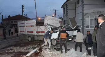 Konya'da küçükbaş hayvan yüklü kamyonet devrildi, 2 kişi hayatını kaybetti